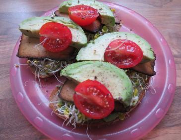 Avocado-Tofu Brote mit Sprossen Avocado-Tofu Brote mit Sprossen