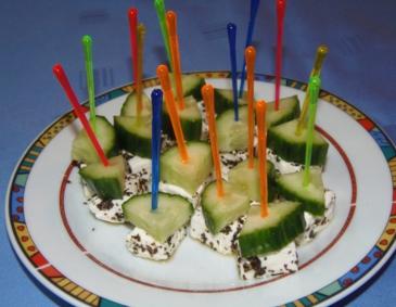 Schafkäse-Gurken-Spieße Schafkäse-Gurken-Spieße