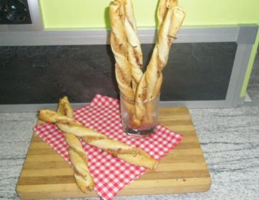 Zwiebel-Blätterteigstangerl Zwiebel-Blätterteigstangerl