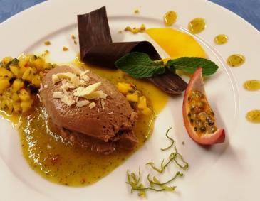 Toblerone-Mousse mit Mango-Passionsfrucht-Chili Toblerone-Mousse mit Mango-Passionsfrucht-Chili