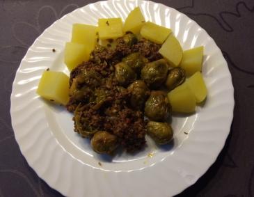 Scharfes Faschiertes mit Kohlsprossen und Kümmelkartoffeln Scharfes Faschiertes mit Kohlsprossen und Kümmelkartoffeln
