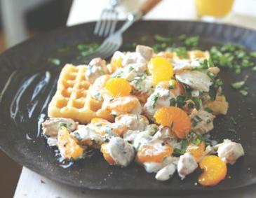 Waffeln mit Chicken Salad und Mandarinen
