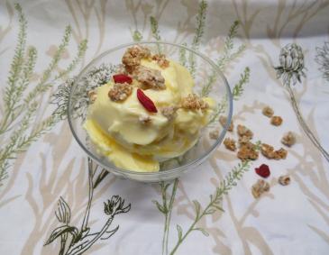 Ananas-Mango Eis mit Müsli Crunch Ananas-Mango Eis mit Müsli Crunch