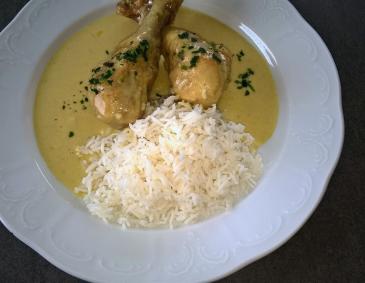 Hühnerkeulen mit Currysauce Hühnerkeulen mit Currysauce