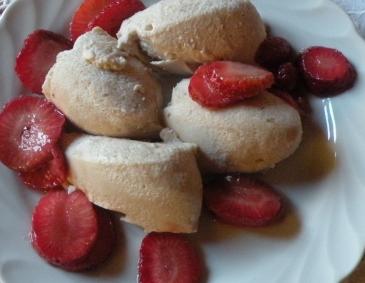 Weisses Mousse au Chocolat mit Erdbeeren Weisses Mousse au Chocolat mit Erdbeeren