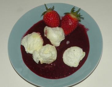 Schneenockerl mit Erdbeersauce Schneenockerl mit Erdbeersauce