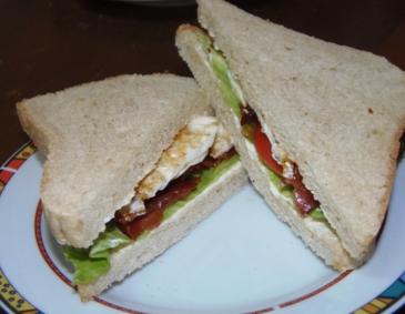 Clubsandwich mit Spiegelei Clubsandwich mit Spiegelei