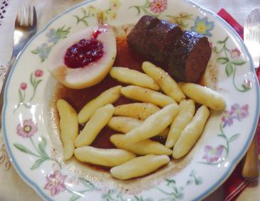 Maibockfilet auf Rotweinsauce mit Schupfnudeln und Preiselbeerbirne Maibockfilet auf Rotweinsauce mit Schupfnudeln und Preiselbeerbirne