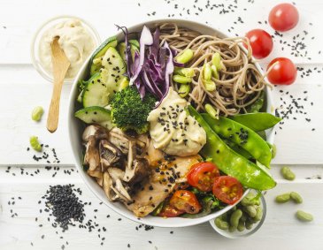 Buddha Bowl mit Lachs und Buchweizennudeln Buddha Bowl mit Lachs und Buchweizennudeln
