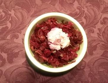 Roter Rübensalat mit Frischkäsekren Roter Rübensalat mit Frischkäsekren
