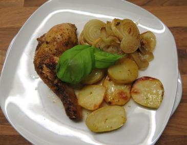 Kräuter-Zitronen-Hühnerkeulen mit Ofenzwiebel und Kartoffelscheiben Kräuter-Zitronen-Hühnerkeulen mit Ofenzwiebel und Kartoffelscheiben