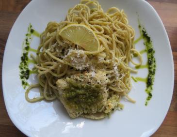 Zitronenspaghetti mit Pesto und Kräuterfisch Zitronenspaghetti mit Pesto und Kräuterfisch
