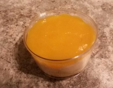 Joghurt mit Mangopüree Joghurt mit Mangopüree