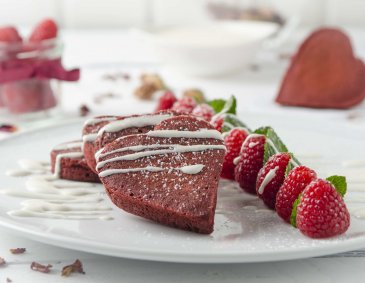 Red Velvet Pancakes mit Frischkäseglasur