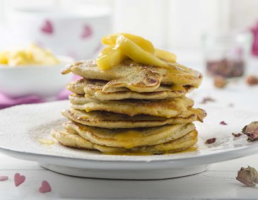 Granatapfel-Pancakes mit karamellisierten Äpfeln Granatapfel-Pancakes mit karamellisierten Äpfeln