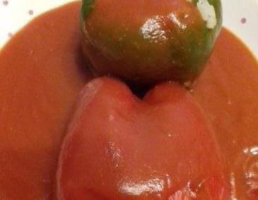 Gefüllte Paprika in Tomatensauce Gefüllte Paprika in Tomatensauce