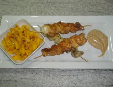 Hühnersate mit Mangosalat und Erdnusssauce Hühnersate mit Mangosalat und Erdnusssauce