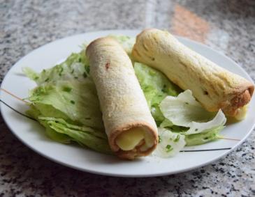Toast-Röllchen auf grünem Salat Toast-Röllchen auf grünem Salat