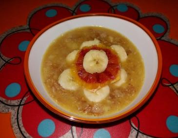 Frühstücksbrei mit Banane und Orangen Frühstücksbrei mit Banane und Orangen