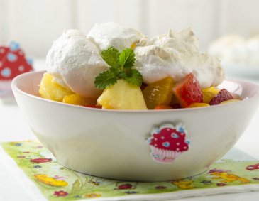 Schneenockerl aus der Heißluftfritteuse mit Vanillemilch und Obstsalat Schneenockerl aus der Heißluftfritteuse mit Vanillemilch und Obstsalat
