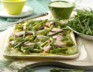 Flammkuchen mit Lachs und grünem Spargel Flammkuchen mit Lachs und grünem Spargel