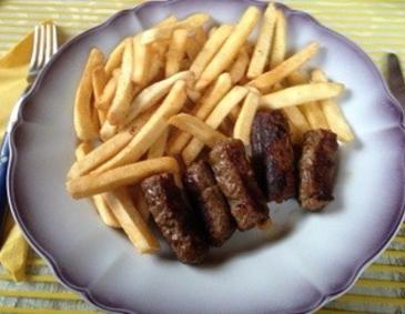 Cevapcici mit selbstgemachten Pommes Cevapcici mit selbstgemachten Pommes