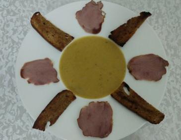 Erbsen Suppe mit geräucherter Entenbrust und Knoblauch Brot Chips Erbsen Suppe mit geräucherter Entenbrust und Knoblauch Brot Chips