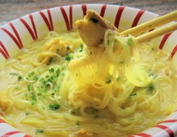 Cremige Hühnersuppe mit Curry und Glasnudeln Cremige Hühnersuppe mit Curry und Glasnudeln