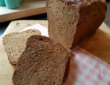 Dunkles Mehrkorn-Schmalz-Brot Dunkles Mehrkorn-Schmalz-Brot