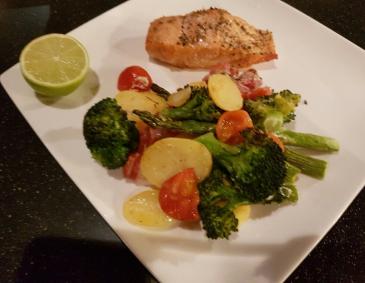 Lachs mit Erdäpfel und Gemüse vom Backblech Lachs mit Erdäpfel und Gemüse vom Backblech