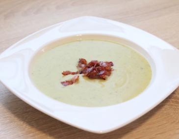 Zucchini-Kartoffelcremesuppe mit Speckchips Zucchini-Kartoffelcremesuppe mit Speckchips