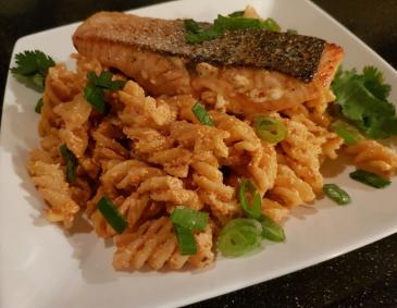 Pasta mit Pesto Rosso und Lachs Pasta mit Pesto Rosso und Lachs