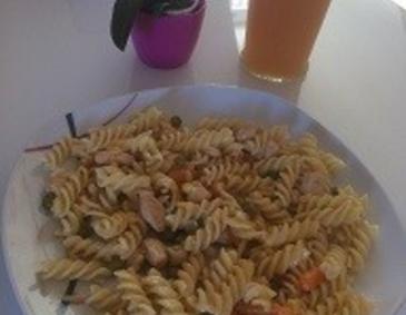 Huhn mit Nudeln und Gemüse Huhn mit Nudeln und Gemüse