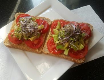 Vollkorntoast mit Avocado Vollkorntoast mit Avocado