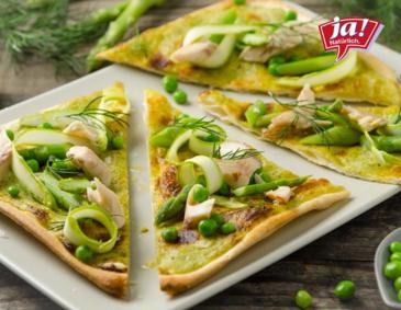 Flammkuchen mit Spargel, Erbsen und Seesaibling Flammkuchen mit Spargel, Erbsen und Seesaibling