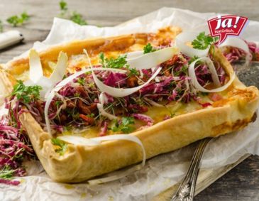 Spargelquiche mit Radicchio-Tomaten-Salat Spargelquiche mit Radicchio-Tomaten-Salat