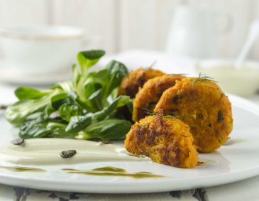 Süßkartoffelpuffer mit Kürbiskernöl-Sauerrahm-Dip und Vogerlsalat Süßkartoffelpuffer mit Kürbiskernöl-Sauerrahm-Dip und Vogerlsalat