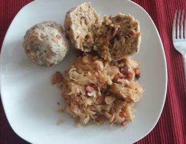 Kürbiskern-Speckknödel mit Kraut Kürbiskern-Speckknödel mit Kraut