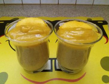 Würziges Grießdessert mit Mangomus Würziges Grießdessert mit Mangomus