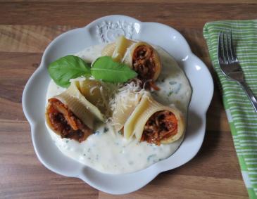 Gefüllte Lumaconi auf Kräuterkäsesauce Gefüllte Lumaconi auf Kräuterkäsesauce
