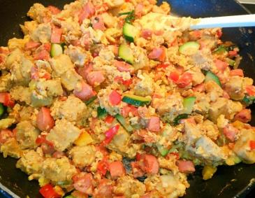 Gemüse-Wurst-Pfanne mit Semmelknödel und Ei Gemüse-Wurst-Pfanne mit Semmelknödel und Ei