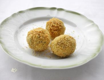 Semmelknödel mit Semmelbrösel abgeschmalzt Semmelknödel mit Semmelbrösel abgeschmalzt