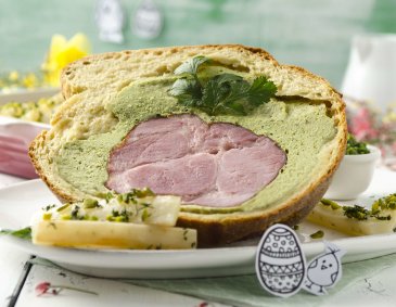 Osterschinken im Kartoffelbrotmantel mit Majoran-Petersilienpesto und Schwarzwurzeln Osterschinken im Kartoffelbrotmantel mit Majoran-Petersilienpesto und Schwarzwurzeln