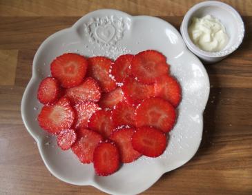 Erdbeercarpaccio mit Zuckerrahm Erdbeercarpaccio mit Zuckerrahm