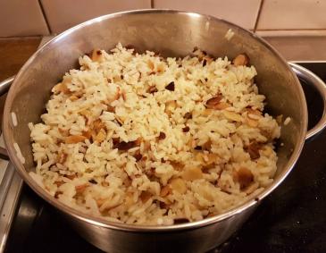 Gedünsteter Reis mit Mandelblättchen Gedünsteter Reis mit Mandelblättchen