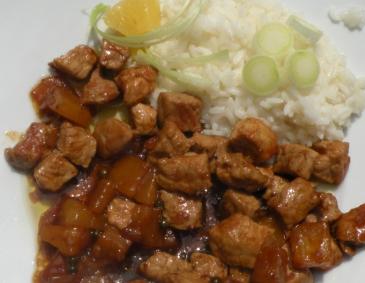 Schweinefleisch mit Ananas und Pfefferkörnern Schweinefleisch mit Ananas und Pfefferkörnern