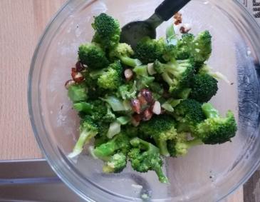 Brokkolisalat mit Haselnussöl Brokkolisalat mit Haselnussöl