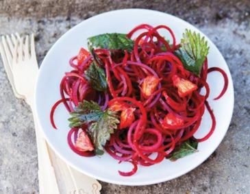 Rote-Rüben-Spaghetti-Salat mit geölter Brennnessel, Orange und Sesam Rote-Rüben-Spaghetti-Salat mit geölter Brennnessel, Orange und Sesam