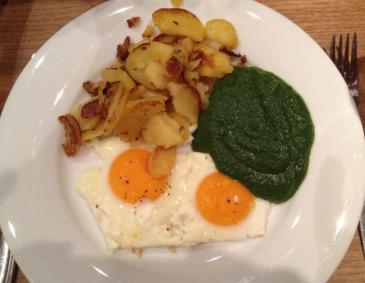 Bratkartoffeln mit Spiegeleiern Bratkartoffeln mit Spiegeleiern