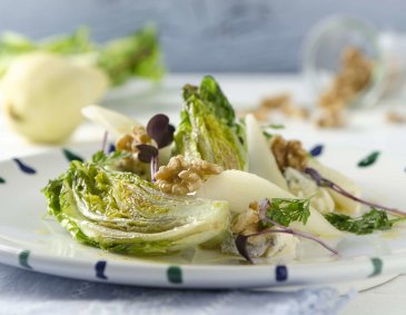 Salatherzen mit Birnen, Dolcelatte und Senf-Vinaigrette Salatherzen mit Birnen, Dolcelatte und Senf-Vinaigrette
